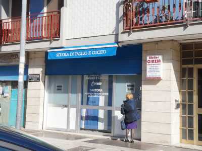 La incontriamo proprio mentre sta sollevando le serrande blu del locale, battezzato con il nome di sua figlia: la 54enne Cinzia